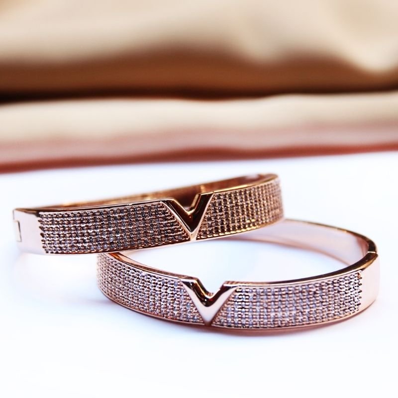 Bracelete com Zircônias e Detalhe em V Inspiração