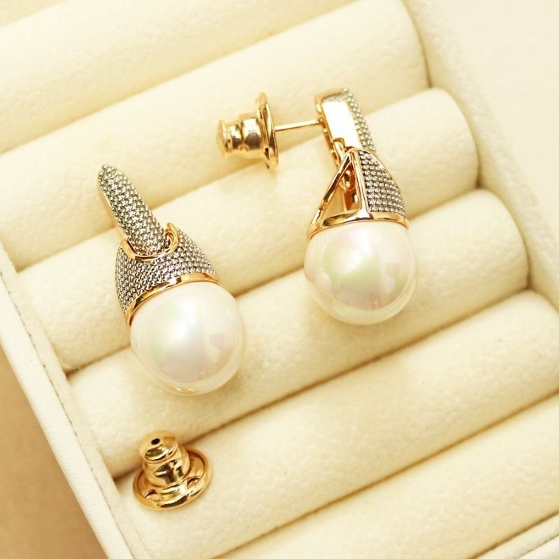 Brinco Elegância textura e pérola com ródio