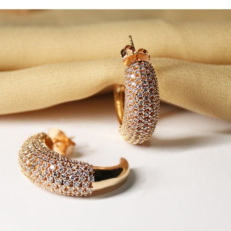 Brinco Meia Argola Cravejada com Zircônias Luxo