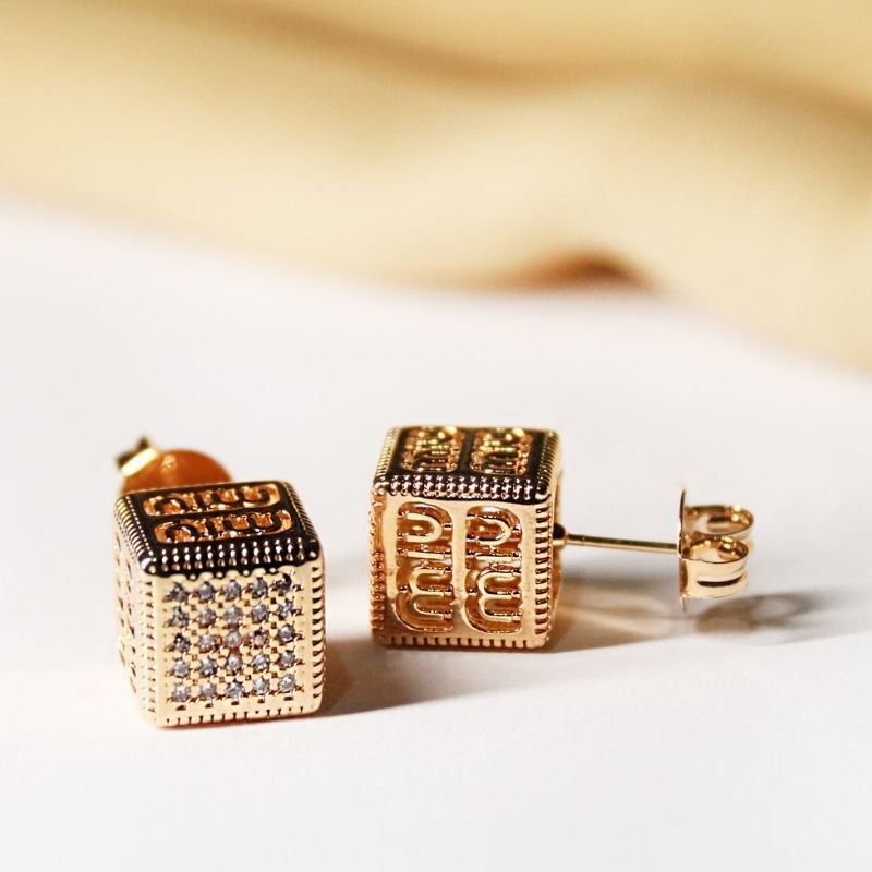 Brinco Texturizado com Zircônias