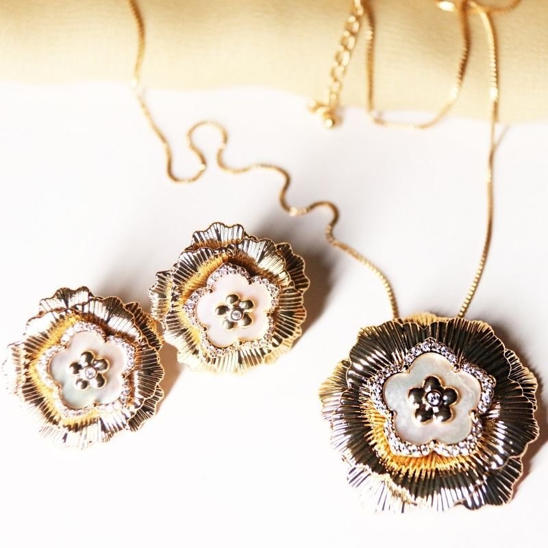 Conjunto Flor com Detalhes em Madrepérola
