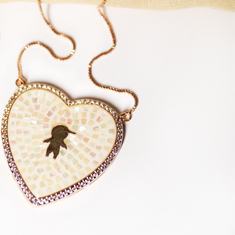 Gargantilha Coração com Madrepérola e Figura Menino